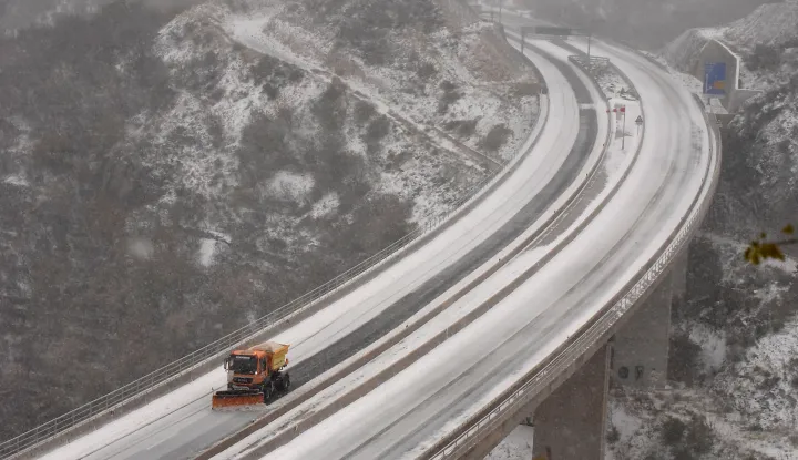 RIJEKA, 02.12. 2020. RIJEKAZIMA SNIJEG HLADNO?A JAK VJETAR BURA SVE JE TO PROBUDILO STANOVNIKE RIJEKE I OKOLICE DOK SU CESTARI RALICAMA (RALICA) ?ISTILI PROMETNICE A POLICIJA REGULIRALA PROMET... SNIJEG SE SPUSTIO SVE DO MORA U NEKIM KRAJEVIMANA FOTO: AUTO PUT AUTOCESTA DRAGA KRI?I??E ZIMSKI UVIJETI NA CESTI ZABRANA PROMETA...SNIMIO: SERGEJ DRECHSLER