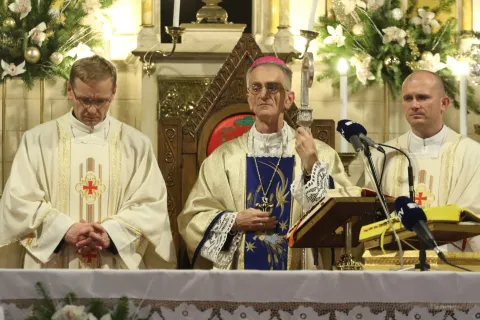 Osijek, 24. 12. 2025, Osječka Konkatedrala, misa Polnoćka. Predvodio ju je pomoćni bikup Ivan Čurić. Na misi je bio i osječki gradonačelnik Ivan Radić.snimio GOJKO MITIĆ