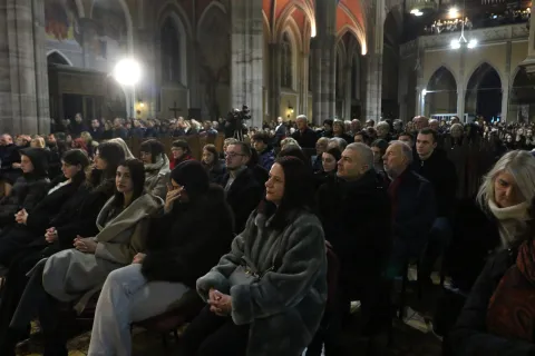 Osijek, 24. 12. 2025, Osječka Konkatedrala, misa Polnoćka. Predvodio ju je pomoćni bikup Ivan Čurić. Na misi je bio i osječki gradonačelnik Ivan Radić.snimio GOJKO MITIĆ