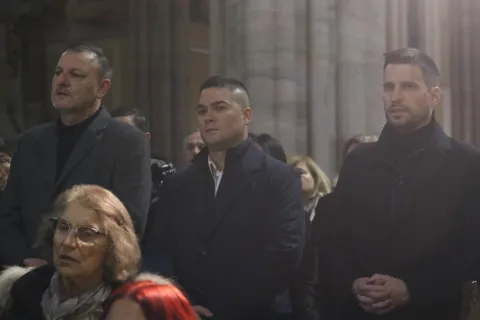 Osijek, 24. 12. 2025, Osječka Konkatedrala, misa Polnoćka. Predvodio ju je pomoćni bikup Ivan Čurić. Na misi je bio i osječki gradonačelnik Ivan Radić.snimio GOJKO MITIĆ