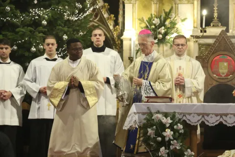 Osijek, 24. 12. 2025, Osječka Konkatedrala, misa Polnoćka. Predvodio ju je pomoćni bikup Ivan Čurić. Na misi je bio i osječki gradonačelnik Ivan Radić.snimio GOJKO MITIĆ