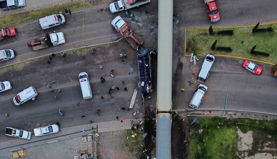 epa12362846 An aerial picture shows the accident site of a collision between a train and a bus in Atlacomulco, Mexico, 08 September 2025. At least eight people were killed, and more than 40 were injured, in an accident on a highway in the central state of Mexico after a train collided with a double-decker passenger bus, state civil protection authorities reported. EPA/FELIPE GUTIERREZ