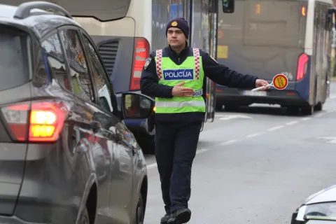 Osijek, 26. 12. 2025, Križanje Jegerove i Ulice Hrvatske Republike. Darivanje vozača - policija i Tihomri Florijančić. Tihomir Florijančić.snimio GOJKO MITIĆ