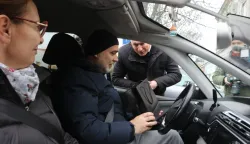 Osijek, 26. 12. 2025, Križanje Jegerove i Ulice Hrvatske Republike. Darivanje vozača - policija i Tihomri Florijančić. Tihomir Florijančić.snimio GOJKO MITIĆ