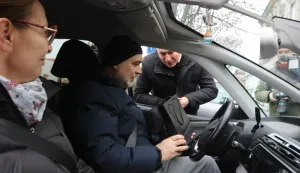 Osijek, 26. 12. 2025, Križanje Jegerove i Ulice Hrvatske Republike. Darivanje vozača - policija i Tihomri Florijančić. Tihomir Florijančić.snimio GOJKO MITIĆ