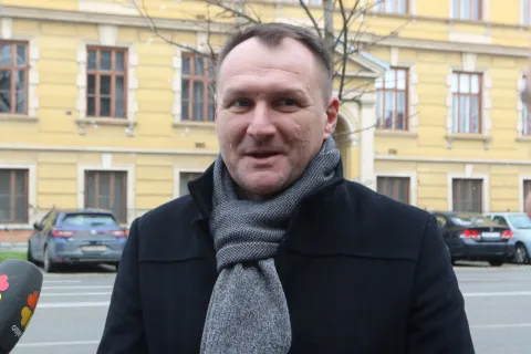 Osijek, 26. 12. 2025, Križanje Jegerove i Ulice Hrvatske Republike. Darivanje vozača - policija i Tihomri Florijančić. Robert &Scaron;korvaga, &scaron;ef Odjela za prevenciju PP OBŽ.snimio GOJKO MITIĆ