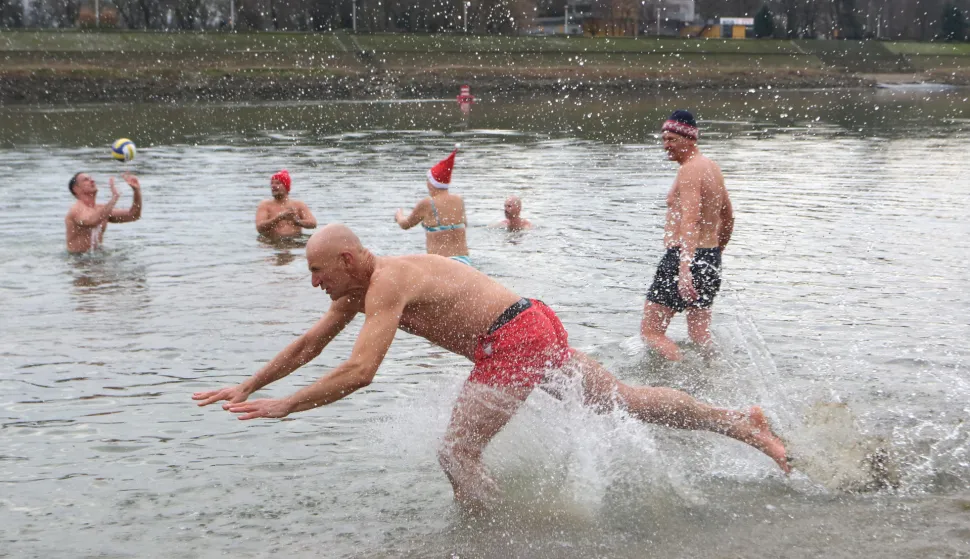 Osijek, 26. 12. 2025, Copacabana, Drava, tradicionalno Božićno kupanje, skok u Dravu i picigin, na Sv. Stejpana, Zvonko Beissmann i ekipa....snimio GOJKO MITIĆ