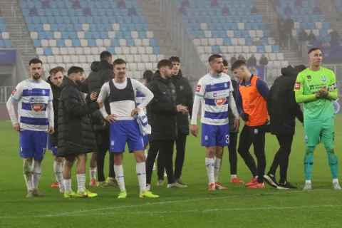 Osijek, 20. 12. 2025, Opus Arena, nogomet, Osijek - Slaven Belupo, SupeSport HNL 25/26. Igrači nakon utakmice.snimio GOJKO MITIĆ
