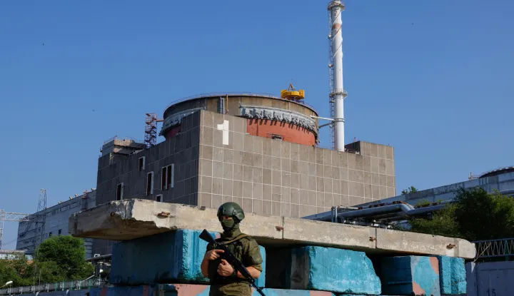 FILE PHOTO: A Russian service member stands guard at a checkpoint near the Zaporizhzhia Nuclear Power Plant before the arrival of the International Atomic Energy Agency (IAEA) expert mission in the course of Russia-Ukraine conflict outside Enerhodar in the Zaporizhzhia region, Russian-controlled Ukraine, June 15, 2023. REUTERS/Alexander Ermochenko/File Photo Photo: Alexander Ermochenko/REUTERS