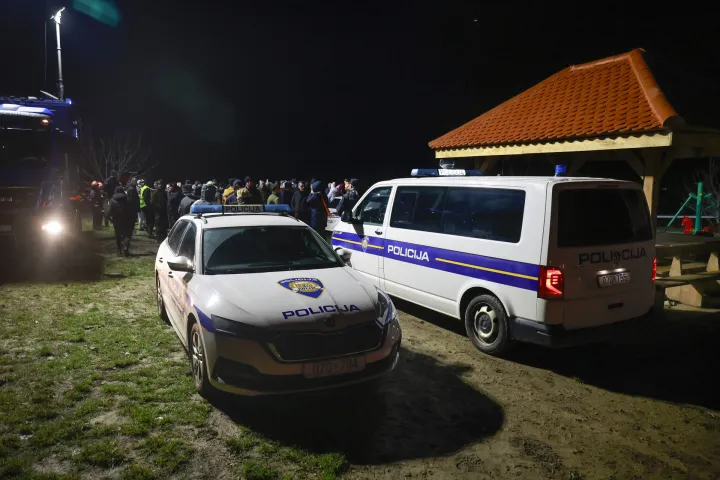 26.12.2025., Osijek - U Opcini Draz, kod vidikovca Trojnas, u tijeku je potraga za 11-godisnjim M. M. koji se udaljio od svoje obitelji Photo: Davor Javorovic/PIXSELL