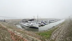 Osijek, 10. 11. 2025., slobodnjaci, slobodnjak, Zimska luka, brod; nizak vodostaj; vodostaj; čamac; čamci; magla; jesen; hladnije vrijeme; vrijeme; vremenska prognozaSNIMIO BRUNO JOBST