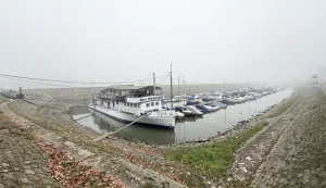 Osijek, 10. 11. 2025., slobodnjaci, slobodnjak, Zimska luka, brod; nizak vodostaj; vodostaj; čamac; čamci; magla; jesen; hladnije vrijeme; vrijeme; vremenska prognozaSNIMIO BRUNO JOBST