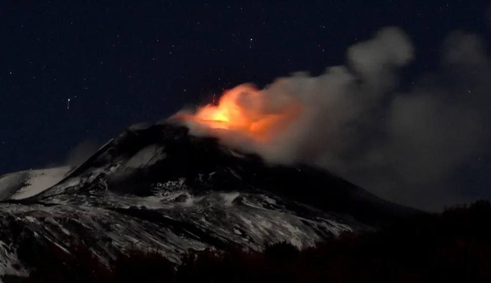 epa08913890 View on the Strombolian activity of the south-eastern crater of Etna after a seismic swarm that occurred on the night of New Year's Eve in the province of Catania, Italy, 01 January 2021. The epicenter of the earthquake was located on the southern slope of Etna, a few kilometers north of Ragalna. There is no damage to people or things. EPA/ORIETTA SCARDINO