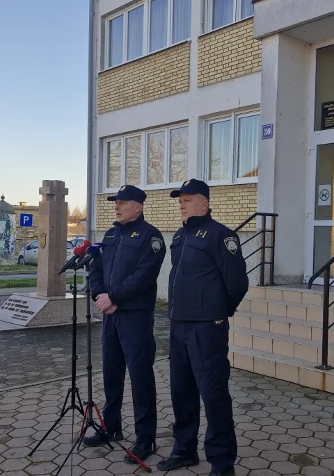 Dubravko Nikolić (lijevo), zamjenik načelnika PP Beli Manastir i kooridnator potrage