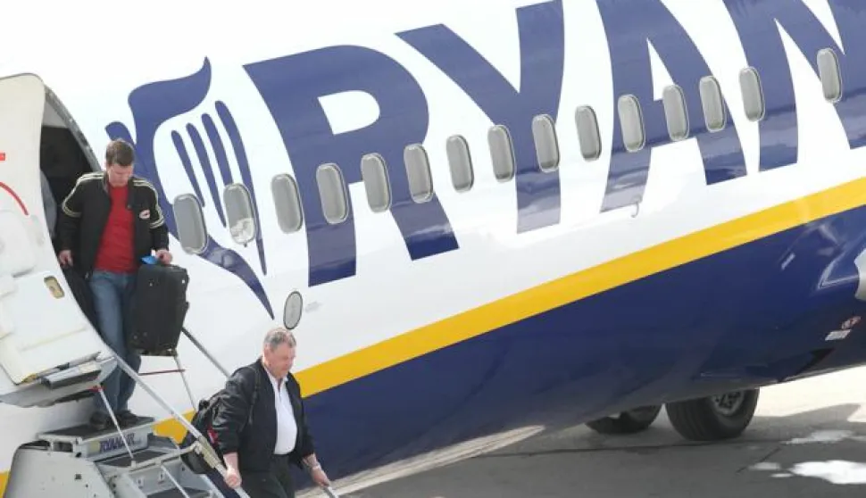 snimio Davor KIBEL, Klisa, 03.04.2014. Sletio prvi avion iz Londona, Zračna luka Osijek, Ryanair, putnici, turisti