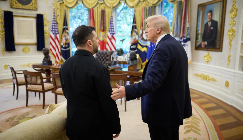 Le pr&eacute;sident Donald Trump re&ccedil;oit le pr&eacute;sident ukrainien Volodymyr Zelensky &agrave; la Maison Blanche &agrave; Washington, DC, Etats-Unis, le 17 octobre 2025. &copy; Ukraine Presidency via Bestimage President Donald Trump welcomes Ukrainian President Volodymyr Zelensky to the White House in Washington, DC, USA, on October 17, 2025. Photo: Ukraine Presidency via Bestimage/BESTIMAGE
