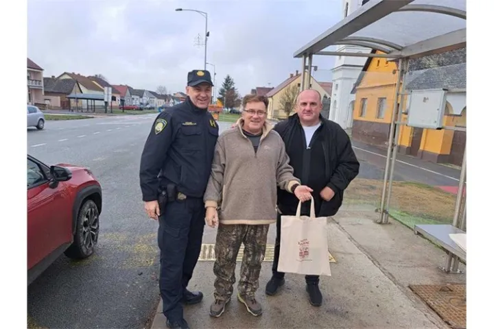 Preventivna akcija, PU OBŽ, Policija i lokalne zajednice darivale vozače i pozvale na odgovorno pona&scaron;anje u prometu, 27. prosinca 2025. godine 