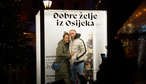 Osijek, 29. 11. 2025., Otvorenje Adventa u Osijeku, Trg Sv. Trojstva, Tvrđaposjetitelji; otvorenje; advent; koncert; blagdani