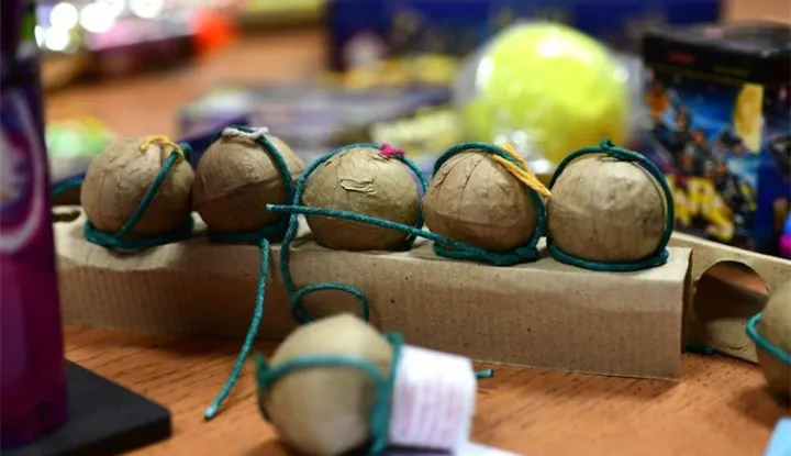 Policijski službenici Policijske postaje Nova Gradi&scaron;ka, dana 23. prosinca, u 22.25 sati, prilikom nadzora u sklopu Operativne akcije "Mir i dobro", od maloljetne osobe u dobi od 15 (uz prisutnost roditelja), oduzeli su 80 komada pirotehničkih sredstava kategorije P1