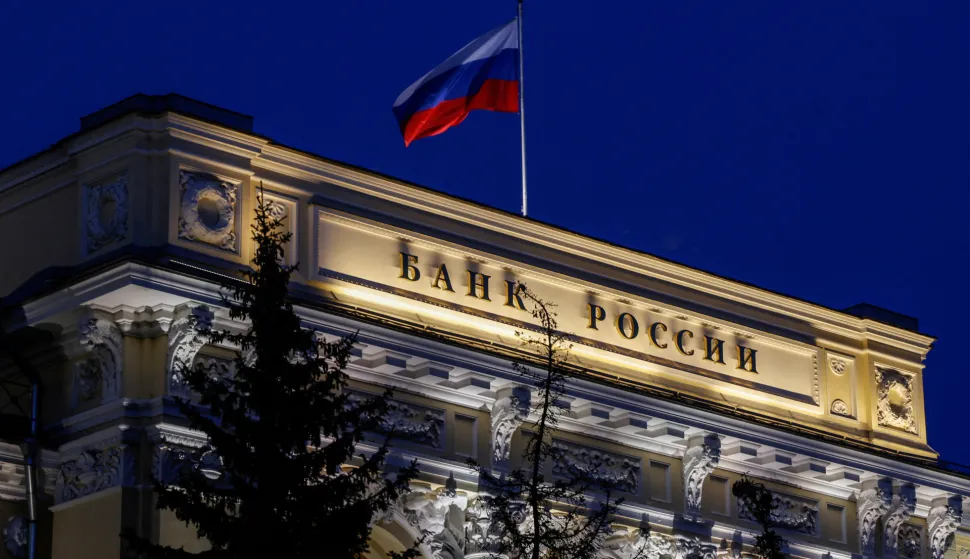 MAGAZIN RUSIAFILE PHOTO: National flag flies over the Russian Central Bank headquarters in Moscow, Russia May 27, 2022. REUTERS/Maxim Shemetov