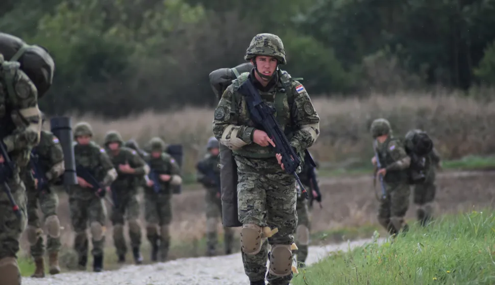 U povodu Dana oklopni&scaron;tva u vojarni "7. gardijske brigade Puma" u četvrtak, 2. listopada 2025., na vojnom vježbali&scaron;tu "Macinka" i na streli&scaron;tu "Velike Preloge" održano je tradicionalno natjecanje oklopno-mehaniziranih desetina pripadnika 2. oklopno-mehanizirane bojne "Pume" Gardijske oklopno-mehanizirane brigade.Natjecanje je osmi&scaron;ljeno i organizirano radi razvijanja natjecateljskog duha i zajedni&scaron;tva postrojbi 2. oklopno-mehanizirane bojne "Pume".ilustracija hrvatska vojska
