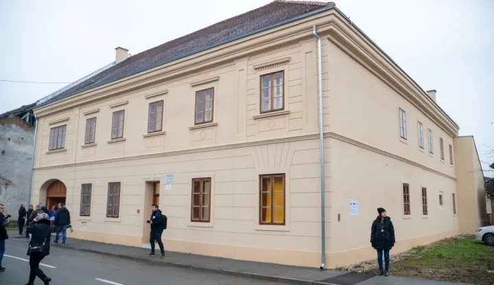 Sisak, 29.12.2025. - (Arhivska fotografija) Pet godina nakon potresa koji je 29. prosinca 2020. zauvijek promijenio lice Banovine, Sisak, Petrinja i Glina su gradovi s novom perspektivom, potres je ostavio ru&scaron;evine, strah i neizvjesnost, ali i &ndash; kako se s odmakom vidi, priliku koja je, unatoč te&scaron;koćama, u velikoj mjeri iskori&scaron;tena. Na fotografiji u Glini je uređena Kuća hrvatske himne.foto HINA/ Nikola BLAŽEKOVIĆ/ nb