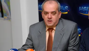 27.11.2013., Bjelovar - Predstavnici Zupanijske organizacije HSLS-a Bjelovarsko bilogorske zupanije u svojim prostorijama u Bjelovaru odrzali tiskovnu konferenciju na kojoj su se ogorceni osvrnuli na aktualno stanje u zdravstvu, gospodarstvu, poljoprivredi i poreznoj politici. Bruno Zadro. rPhoto: Damir Spehar/PIXSELL         