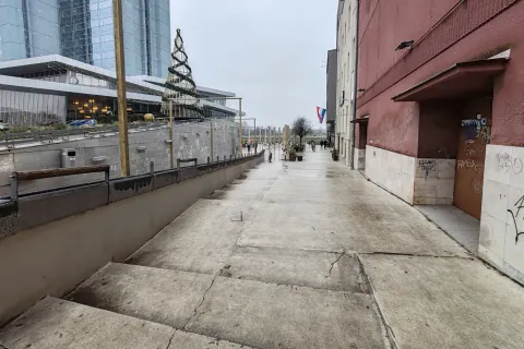 Osijek, 22. 12. 2025, Lučki prilaz, žudi za obnovom, popucale i pootpadale i podne i zidne pločice....snimio GOJKO MITIĆ