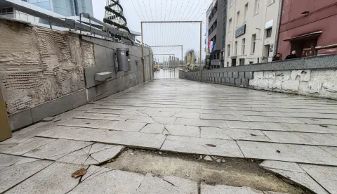 Osijek, 22. 12. 2025, Lučki prilaz, žudi za obnovom, popucale i pootpadale i podne i zidne pločice....snimio GOJKO MITIĆ