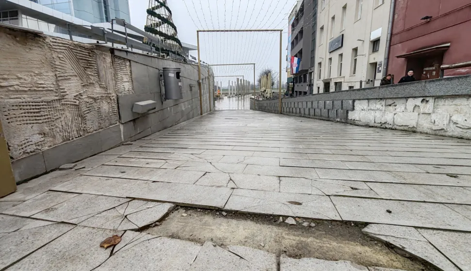 Osijek, 22. 12. 2025, Lučki prilaz, žudi za obnovom, popucale i pootpadale i podne i zidne pločice....snimio GOJKO MITIĆ