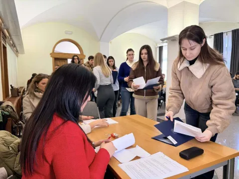 Nakon &scaron;to su nedavno ugovori uručeni srednjo&scaron;kolcima, u velikoj gradskoj vijećnici danas su svečano dodijeljeni ugovori studentima, stipendistima Grada Vinkovaca u akademskoj godini 2025./2026.