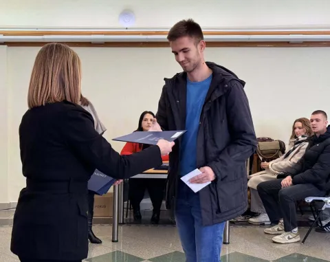 Nakon &scaron;to su nedavno ugovori uručeni srednjo&scaron;kolcima, u velikoj gradskoj vijećnici danas su svečano dodijeljeni ugovori studentima, stipendistima Grada Vinkovaca u akademskoj godini 2025./2026.