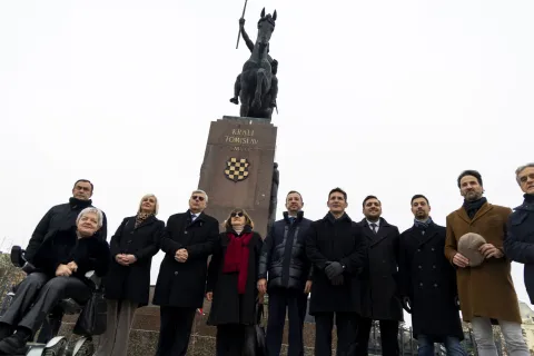 Zagreb, 23.12.2025 - Matica hrvatska i Družba "Braća Hrvatskoga Zmaja", zajedno s izaslanstvom Hrvatskoga sabora predvođenim Željkom Reinerom, položili su vijence ispred spomenika kralju Tomislavu, povodom zavr&scaron;etka obilježavanja 1100. obljetnice Hrvatskoga kraljevstva. foto HINA/ Daniel KASAP/ dk