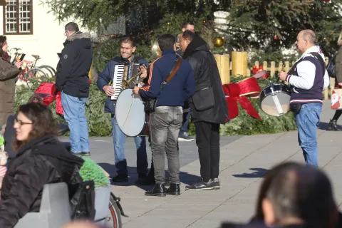 Osijek, 25. 12. 2023, Trg Ivana Pavla II. Ispred osjecke konkatedrale gradjane su docekali trubaci. Dva trubaca, harmonika i ritam njih petorica su svirali Zvoncice. Malo su tamnije puti, pretpostavljam da su dosli is Srbije. Slobodnjak.snimio GOJKO MITIĆ