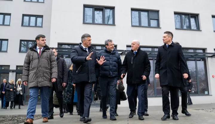 ZAGREB, 29. prosinca 2025. (Hina) - Premijer Andrej Plenković istaknuo je u ponedjeljak, povodom pete godi&scaron;njice petrinjskog potresa, da je u obnovu utro&scaron;eno 1,77 milijardi eura, te da Vlada planira do polovice 2027. izgraditi i useliti sve zamjenske obiteljske kuće a do kraja 2030. dovr&scaron;iti obnovu i ostalih zgrada.