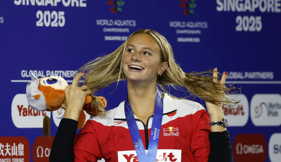 epa12274758 Gold medalist Summer Mcintosh of Canada stands on the podium during the medal ceremony for the Women's 200m Butterfly Swimming finals at the World Aquatics Championships Singapore 2025 in Singapore, 31 July 2025. EPA/RUNGROJ YONGRIT