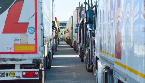 ?23.09.2015., Bajakovo - Kamionske guzve na granicnom prijelazu Bajakovo iz sata u sat sve su vece. Dio prometa preusmjerava se kod Zupanje prema Brckom (BiH). Vozaci su nervozni, a neki cekaju vec danima. Vozaci tvrde da se u pojedinim kamionima roba pocela kvariti. Photo: Ivica Galovic/PIXSELL------kolor 2x nvoosti