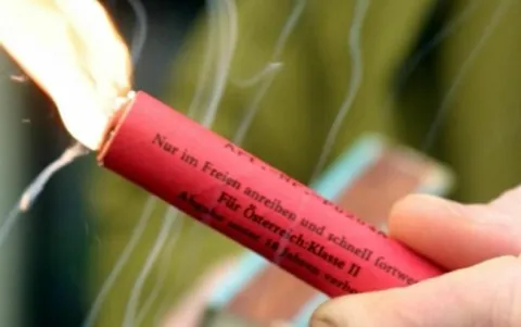 petarda, pirotehnika, ranjavanje, bozic, nova godina slavlje, vatra, pozar------oSIJEK 2 STUPCA COLOR