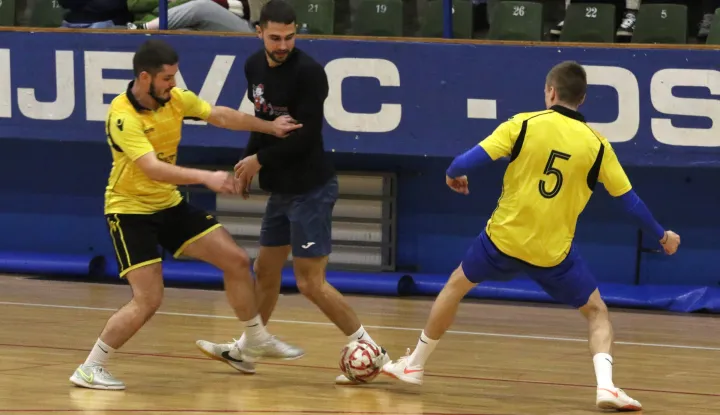 Osijek, 28. 12. 2025, Sportska dvorana Zrinjevac. 39. Malonogometni turnir Zimko. S, CB Merlin - Hokus Okus.snimio GOJKO MITIĆ