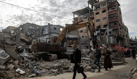epa12604733 Members of the Palestinian Civil Defense remove the rubble of a destroyed home as they search for the bodies of Palestinians killed during the conflict in Khan Younis, southern Gaza Strip, 20 December 2025. The Civil Defence in the Gaza Strip is carrying out operations to recover the bodies of Palestinians buried beneath the rubble of homes destroyed during Israeli strikes on Gaza, estimating that nearly 100 bodies remain unrecovered. More than 70,000 Palestinians have been killed in the Gaza Strip since October 2023, according to the Palestinian Ministry of Health, and about 1,200 Israelis have been killed since the launch of an Israeli military campaign in response to a cross-border attack by Hamas on 07 October 2023. EPA/HAITHAM IMAD
