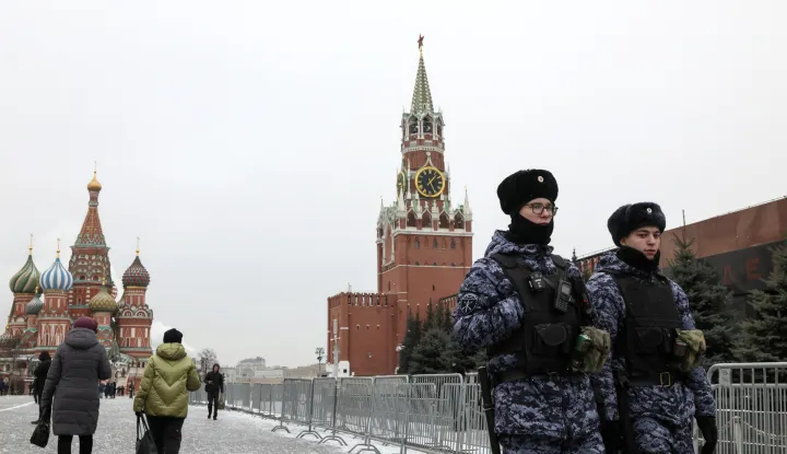 epa11892748 Russian police patrol in front of the Moscow Kremlin on Red Square in Moscow, Russia, 13 February 2025. Russia has begun preparing a negotiating group to organize a meeting between the presidents of Russia and the United States, Russian presidential press secretary Dmitry Peskov said. The day before, Putin and Trump had a telephone conversation. EPA/MAXIM SHIPENKOV