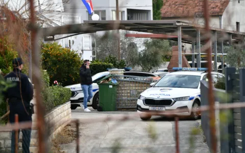 U obiteljskoj kući u predjelu Mala Makarska pronađena su mrtva tijela dvije mu&scaron;ke osobe, oca i sina. Prema neslužbenim informacijama otac je najprije iz svoje lovačke pu&scaron;ke usmrtio sina, koji je bio osoba s posebnim potrebama, a potom je istim oružjem presudio i sebi. 