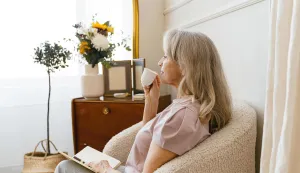 žena pije čaj, kavu