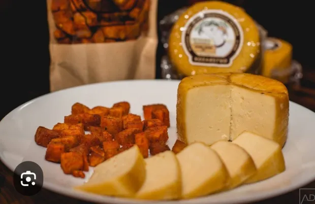 U Komletincima je već uhodan OPG Tatjane Lovrić-Jovanović koji se bavi proizvodnjom i prodajom kozjeg sira te prodajom novog, jedinstvenog proizvoda kojega jo&scaron; nije bilo na trži&scaron;tu u nas, pa ni u svijetu - čvaraka od kozjeg sira2025.