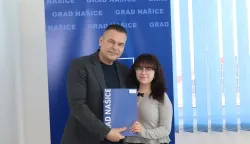 NA&Scaron;ICEGradonačelnik Kre&scaron;imir Ka&scaron;uba i pročelnica Upravnog odjela za lokalnu samoupravu i dru&scaron;tvene djelatnosti Manuela Pintarić uručili su ugovore za 33 stipendije - 30 redovitih i tri za izvrsnost, navode iz Grada