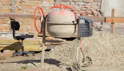 osijek, 28 rujna 2020, 9,30 sati, donji grad, mje&scaron;alica za beton, rad na crno - ilustracijasnimio zdenko pu&scaron;ić