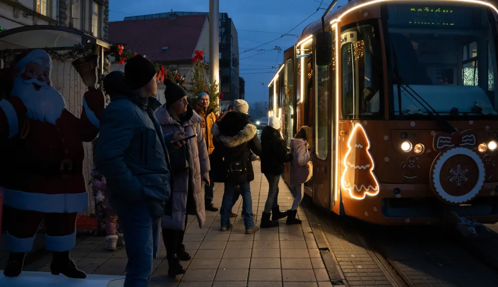 Osijek, 5. 12. 2025., Voćnja božićnim tramvajem, Udruga za Down sindrombožićni tramvaj; down sindrom; djeca; vožnja; blagdani; GPP
