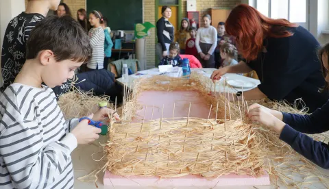 Osijek, 04. 01. 2024., Graditeljsko-geodetska skola, reportaza, Zimska kreativna skola, Graditelji, tema - ekologija, reciklaza, prenamjena, radionice, radionica - Vucedol-moderni muzej prapovijestiSNIMIO BRUNO JOBST