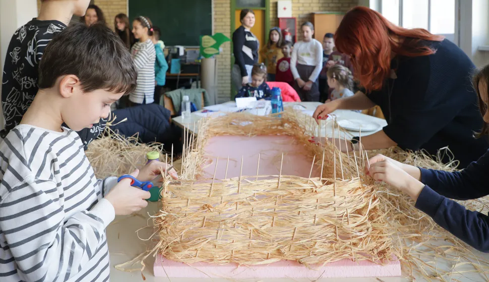 Osijek, 04. 01. 2024., Graditeljsko-geodetska skola, reportaza, Zimska kreativna skola, Graditelji, tema - ekologija, reciklaza, prenamjena, radionice, radionica - Vucedol-moderni muzej prapovijestiSNIMIO BRUNO JOBST