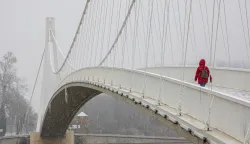OSIJEK- 21.01.2023., Promenada, Pje&scaron;ački most, bijeli grad, pao snijeg, slobodnjak.Foto: Andrea Ilakovac